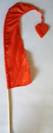 Umbul Umbul vlaggetje oranje 56 cm. Umbul Umbul betekent 'staart van de draak'. De vlag wordt in de grote versie van 3 meter ter bescherming gebruikt bij Balinese ceremonies. De onderkant van de vlag vrij moet hangen, om boze geesten te weren.