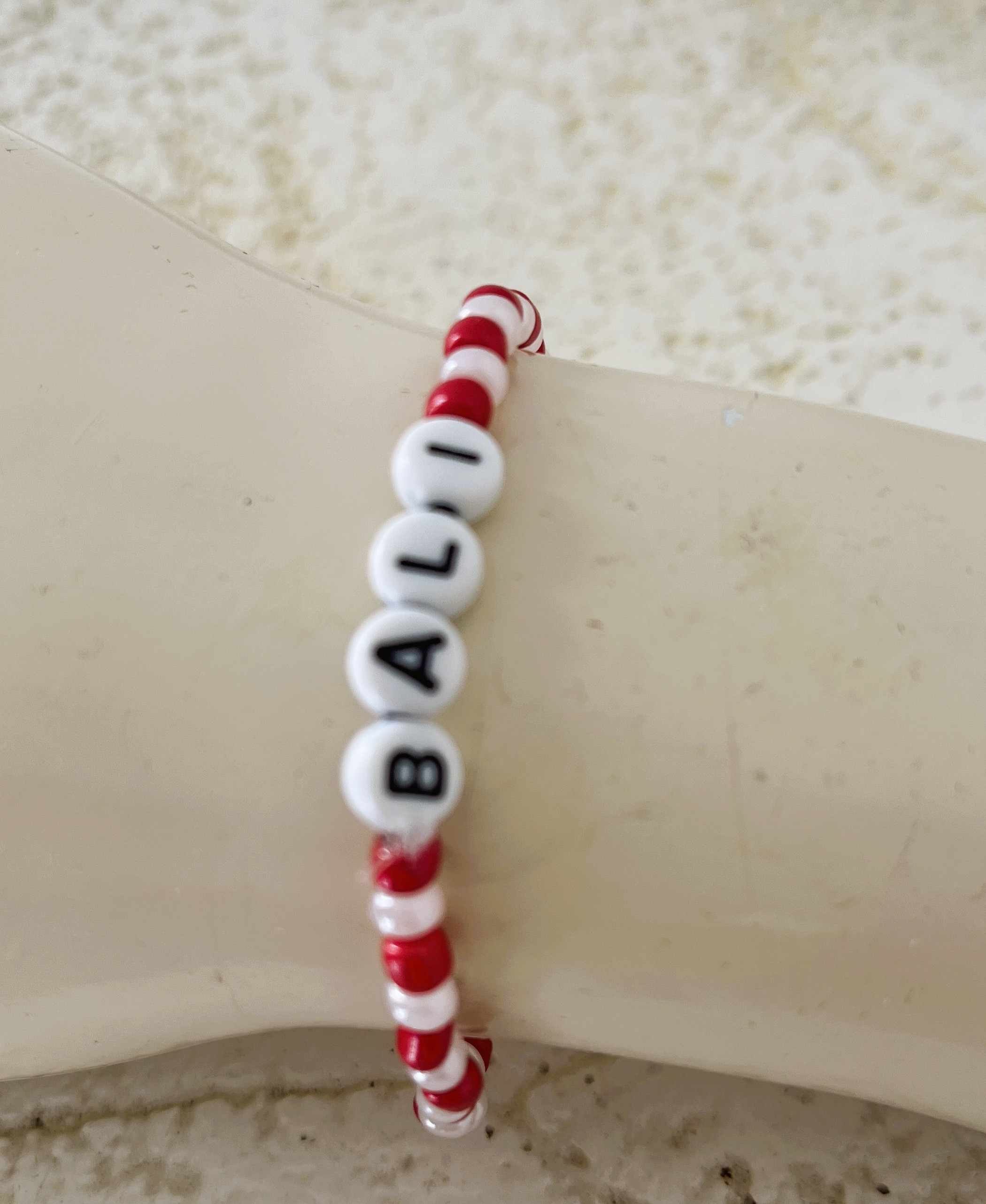 Uit het atelier van Ana. Armbandje Bali met Indonesische vlag.