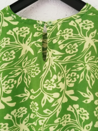 Vrolijk groen sarong shirtje/jurkje. Met aangeknipt mouwtje en knoopsluiting achter. Voor 8/9 jaar.