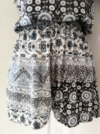 Korte zomerse mouwloze jumpsuit 'Batik fun'.  Met grappige brede strikband op de rug, die over over de bh. band valt. Elastische taille en mooi uitgesneden rug. 100% zachte rayon. maat 36 t/m 40.