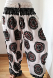 Broek 'Mandala', wit/zwart/bordeaux. Maat 44 t/m 52.