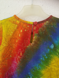 Vrolijk regenboogjurkje. Gemaakt van speciale BingBatik. Mouwtje met omslag en aangerimpelde rok. Sluit met knoopje achter. Maat 98/104 voor 3-4 jaar. 100% rayon, wasbaar op 30  graden.