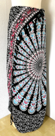 Sarong pauw, zwart/licht blauw/multi.  Symbool van onsterfelijkheid.