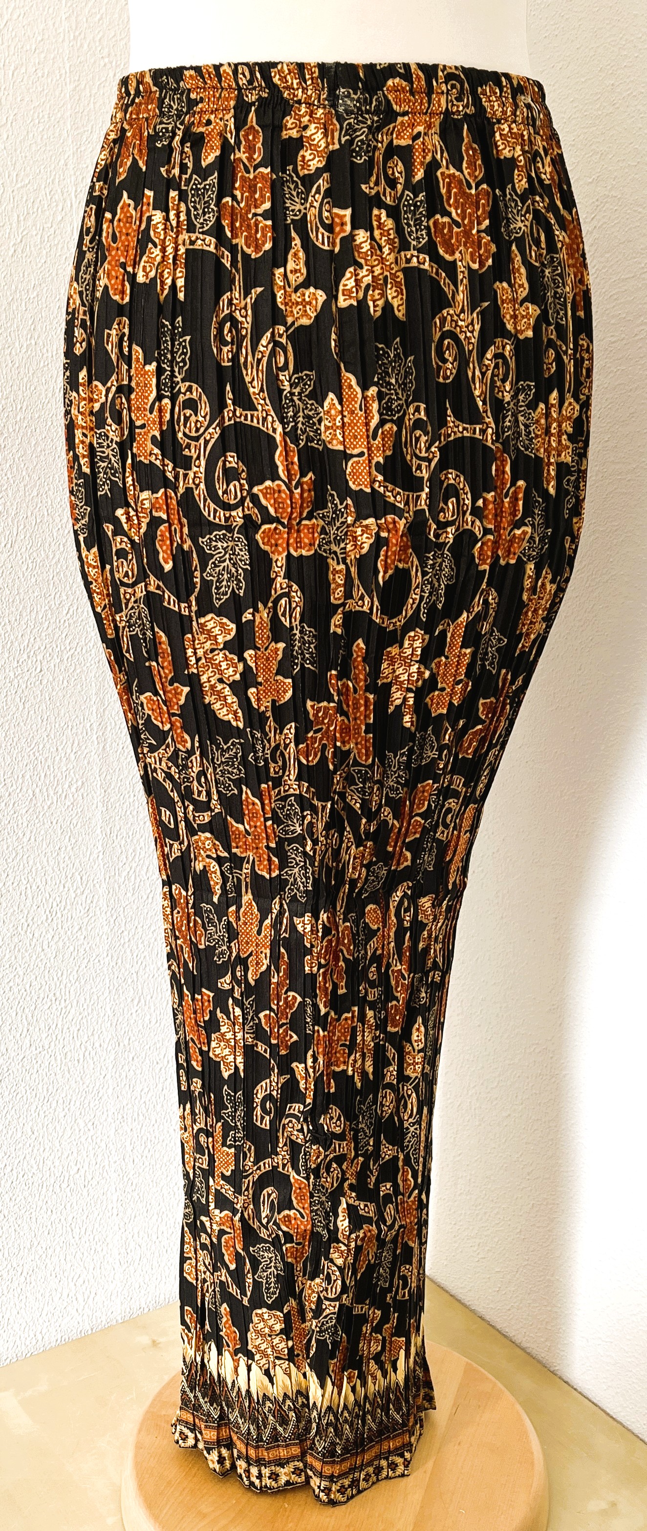 Batik uit Java. Authentieke rok plissé. Maatbereik 36 t/m 40.