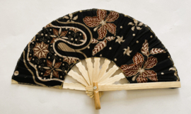 Kleurrijke waaier. Bamboe met batik stof 21,5 cm.
