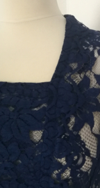 Traditionele Balinese kanten kebaya diep blauw.  Maat 36.