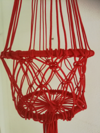 Vrolijke zomerse macramé plantenhanger rood.