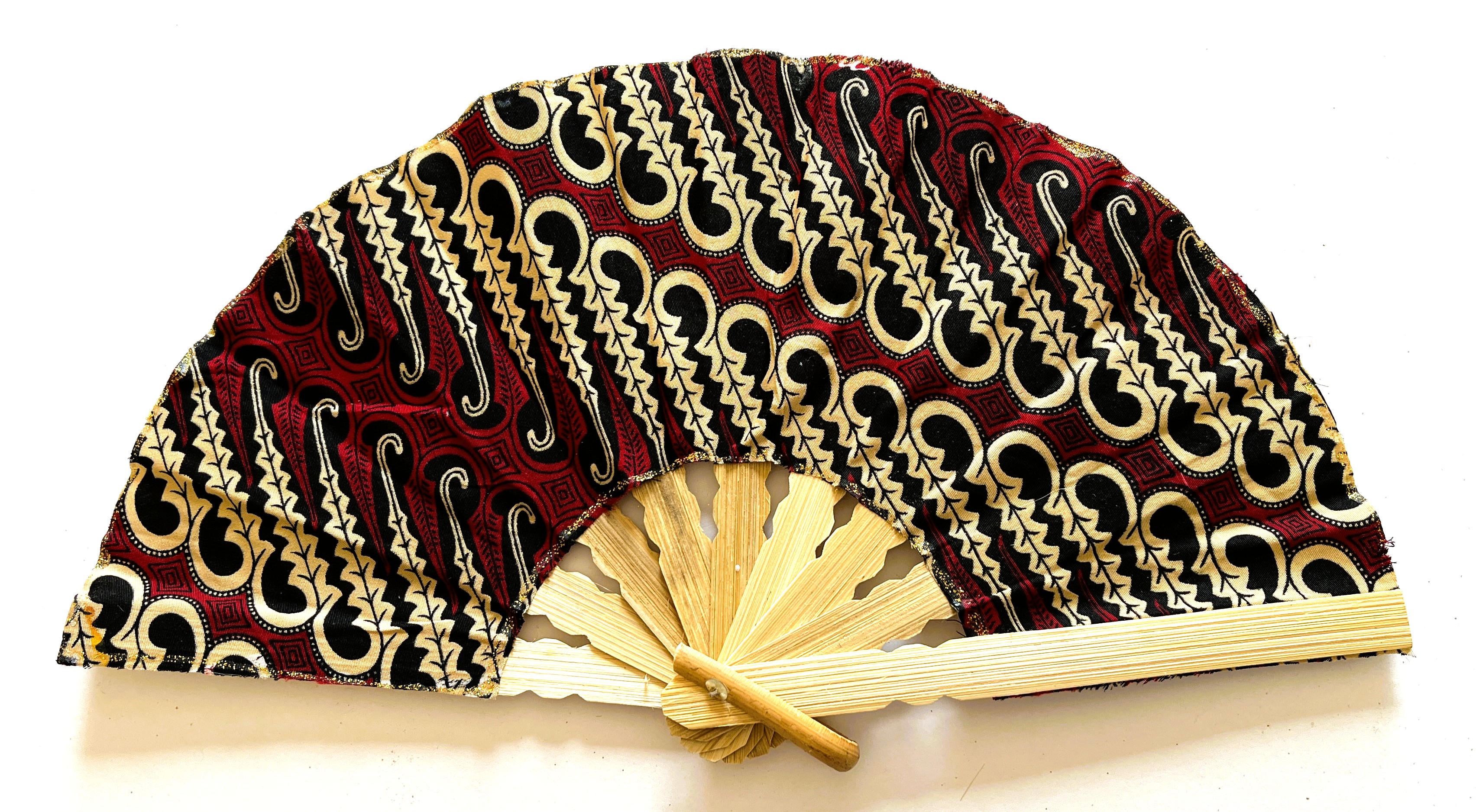 Kleurrijke waaier. Bamboe met batik stof. 21 cm.