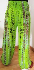 Broek Bohemian tie dye appelgroen/zwart/zand.Lang model. Maat 36 t/m 42.