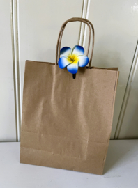 Rijkelijk gevuld cadeau tasje.