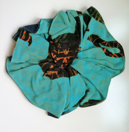 Schitterende batik wokkel/scrunchie. Voor paardenstaart, vlecht of knot. Met dubbelzijdige batik print.