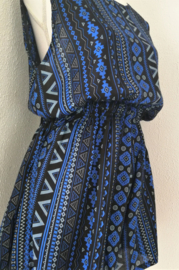 Korte zomerse mouwloze jumpsuit 'Picasso'.  Met grappige brede strikband op de rug, die over over de bh. band valt. Elastische taille en mooi uitgesneden rug. 100% zachte rayon. maat 36 t/m 40.