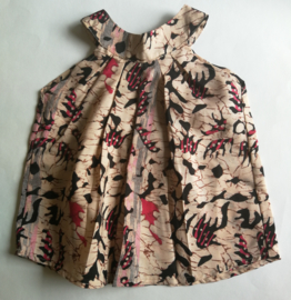 Prachtig handwerk van eigen label. Newborn jurkje van authentieke Balinese ceremonie stof. Mouwloos modelletje met stolpplooien vanuit de halslijn. Sluit met een tweetal knoopjes achter. Maatje 56. 100% rayon, wasbaar op 30 graden.
