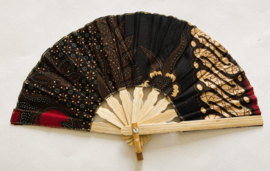 Kleurrijke waaier. Bamboe met batik stof 21,5 cm.
