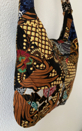 Schoudertas 38 x 29 cm. Hoofdvak en zijvak met rits. Gevoerd.