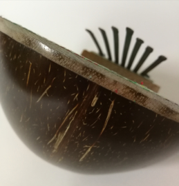 Authentieke Balinese kalimba/duimpiano. Bespeel hem intuitief met je duimen en geniet van het Bali geluid. Beschilderde kokosnoot. Diameter 15 cm.