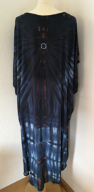 Schitterende oversized tie dye kaftan. Nachtblauw/bruin/wit. Onze Size.