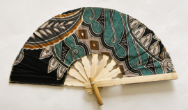 Kleurrijke waaier. Bamboe met batik stof 21,5 cm.