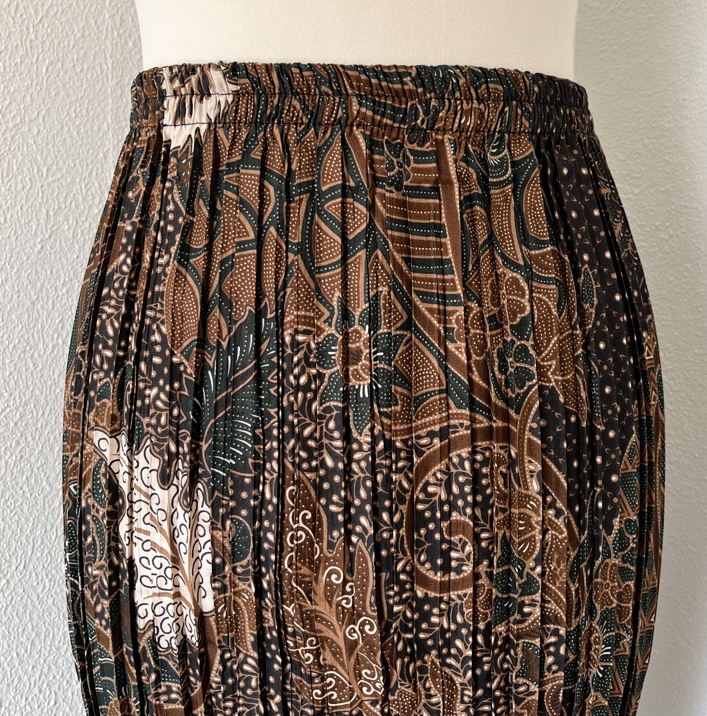 Batik uit Java. Authentieke rok plissé. Maatbereik 38 t/m 42.