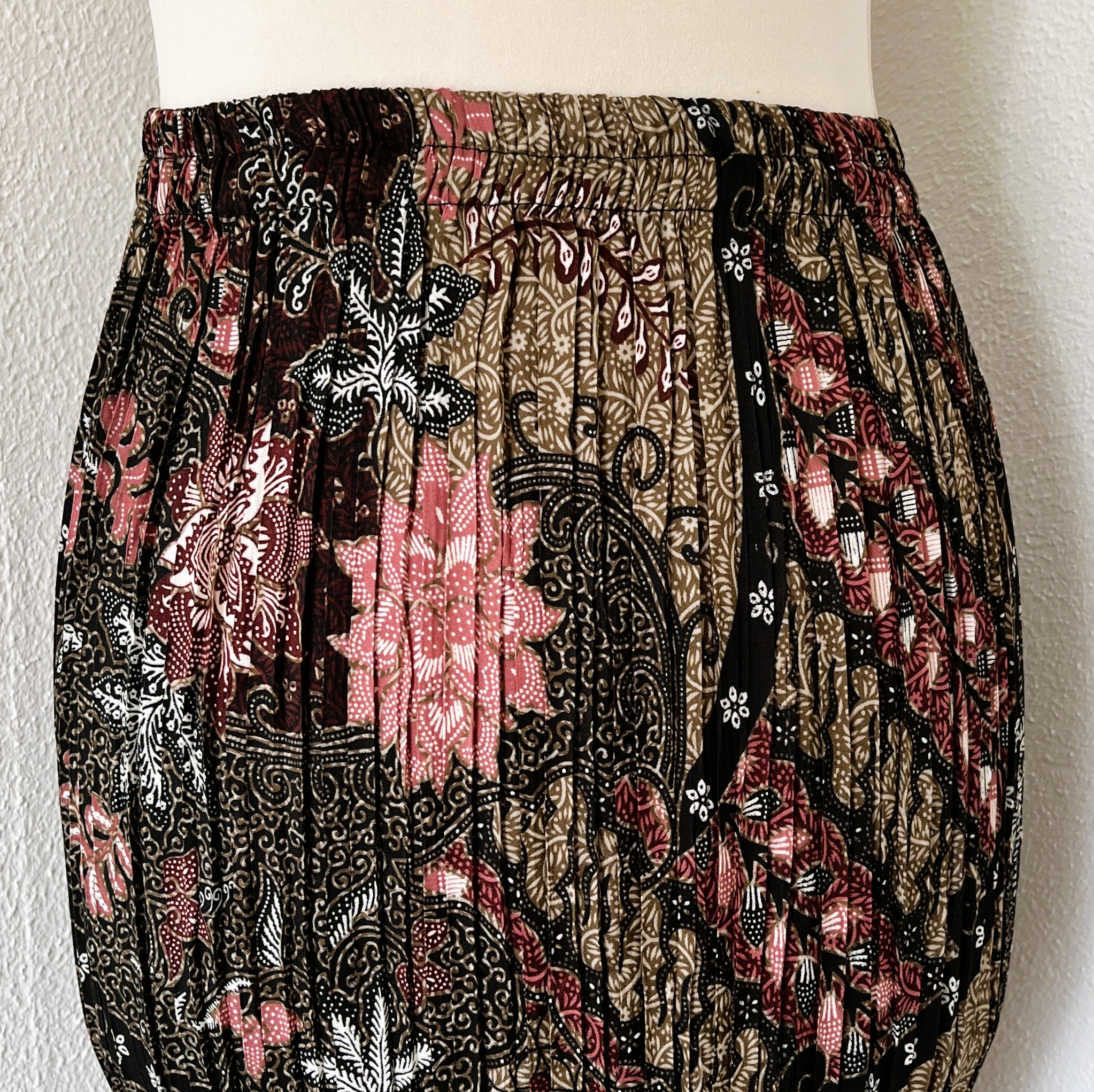 Batik uit Java. Authentieke rok plissé. Maatbereik 38 t/m 44.