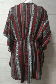 Balinees tuniek jurkje, dé 2021 trend in Indonesie. Bali art rood/zwart. Bovenwijdte max 148 cm, taille max 148 cm, lengte 84 cm. Op maat te maken door tunnel met koord in de taille, één maat. 100% rayon.