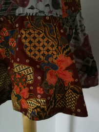 Batik mini rokje, versierd met  kokos knoopjes. Maat 38.