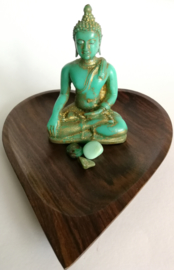 Prachtige drie eenheid. Boeddha 10 cm op harten schaaltje van palissander. Aan de voet van de boeddha een drietal chrisopraas mineralen. Voor een volmaakte zuivering van lichaam en geest.