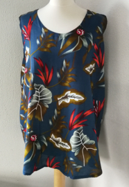 Mouwloze top Bali Flower steenblauw/multi. Maat 52.