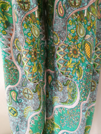 Broek Paisley dream dua groen tinten.. Met breed elastiek in taille/ heupband, sierkoordje aan voorzijde, opgestikt zijvakje en elastiek in enkels. Binnenbeenlengte 76 cm. Heupwijdte tot 130 cm, taille tot max 96 cm. 100% rayon. Maat 44/54.