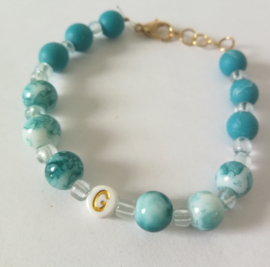 Uit het atelier van Puck. Naam armbandje  'G'.