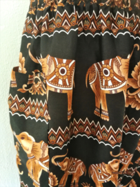 Broek 'Elephant dream', zwart/roest. Met breed elastiek in taille (88 cm)/ heupband (heup 140 cm), sierkoordje voorzijde, opgestikt zijvakje en elastiek in enkels. Ruimvallende pijp en normaal kruis. 100% rayon. Binnenbeenlengte 77 cm. Maat 44 t/m 46.