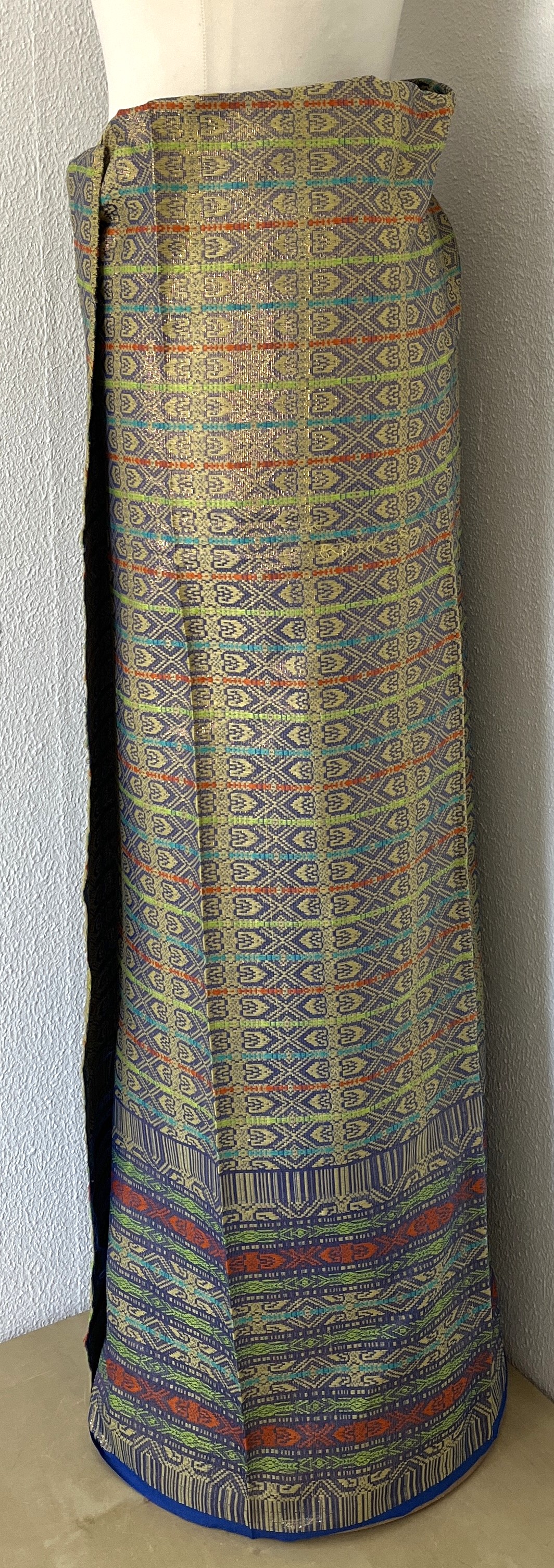 Kain Songket. Geweven gouddraad sarong. Complete set met selendang