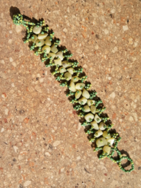Pastel groene armband met ingelegde steentjes.  