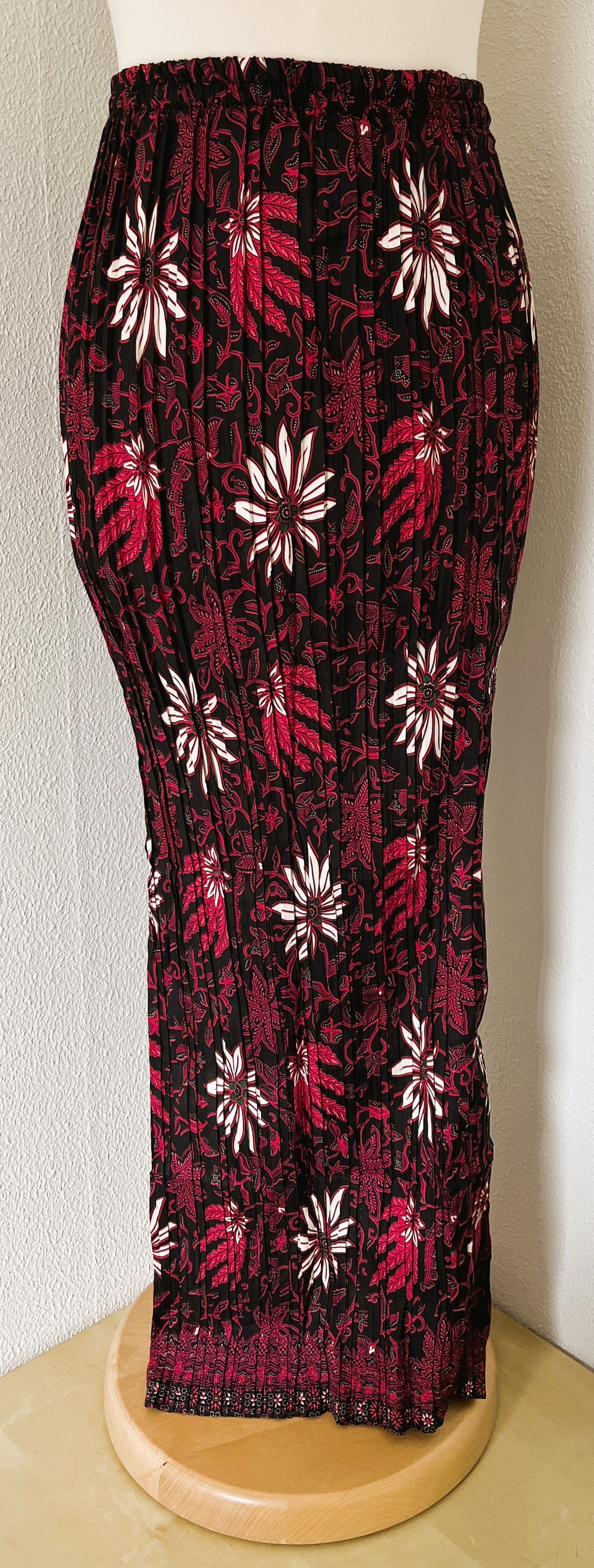 Batik uit Java. Authentieke rok plissé. Maatbereik 36 t/m 40.