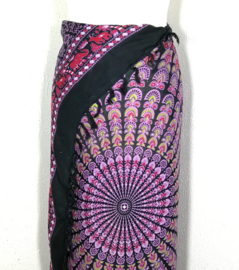 Sarong pauw, zwart/roze/multi. Symbool van onsterfelijkheid.