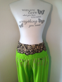 Broek 'Appeltje'. Breed elastiek in taille/ heupband. Wijde pijpen. 100% rayon. Binnenbeenlengte  70 cm Maat 36 t/m 40.