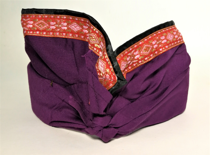 Udeng. Traditioneel Balinees hoofddeksel voor mannen. Omtrek 60 cm