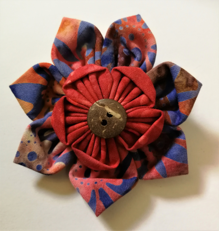 Prachtige bloem corsage/broche van batik stof met knoopje. Diameter 5,5 cm. | Sieraden | Mooi uit Bali