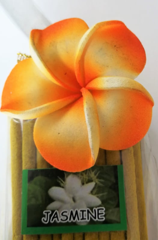 Wierook pakje met +/- 20 stokjes jasmine en stenen houdertje. De van de houdertjes en de kleur van het op de verpakking kunnen per pakje verschillen. | Wierook, wierookhouders