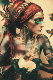 AluArt Kunstwerk - Ibarra Woman with butterflies (verticaal)