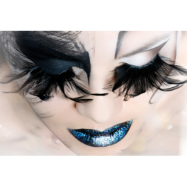 AluArt Kunstwerk - Woman with feather eyelashes