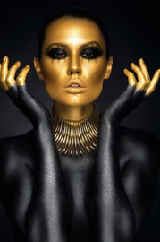 AluArt Kunstwerk - Beautiful woman portrait Gold Black Colors
