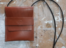 LIAM'S - Brusttasche für Reisepass - Farbe COGNAC - Reisepasstasche aus Leder