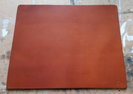 LIAM'S Sattelleder Schreibtischunterlage 48 cm. x 40 cm - Tiny House - Farbe COGNAC handgefertigte Lederwaren