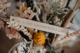Houten boeket label met bijzondere vraag