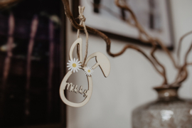 Houten paashanger met naam | bloemen