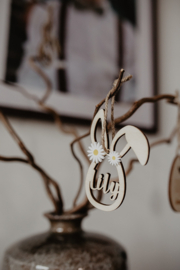 Houten paashanger met naam | bloemen