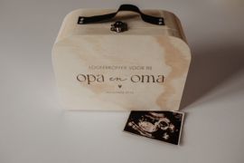 Houten logeerkoffertje – zwangerschapsaankondiging voor opa & oma