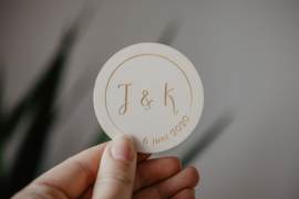 Houten ronde corsage initialen | gepersonaliseerd