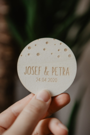 Houten ronde corsage stippen | gepersonaliseerd